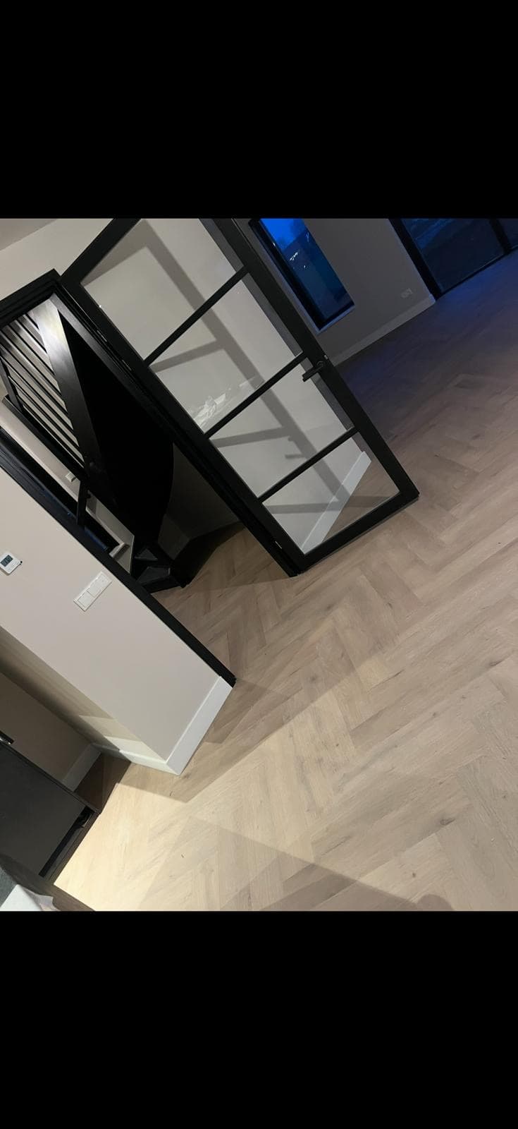 Hal met Visgraat & Stalen Deur